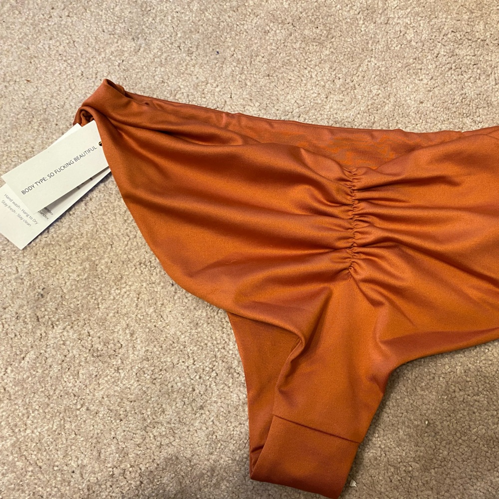 Londre high leg scrunch bottom L